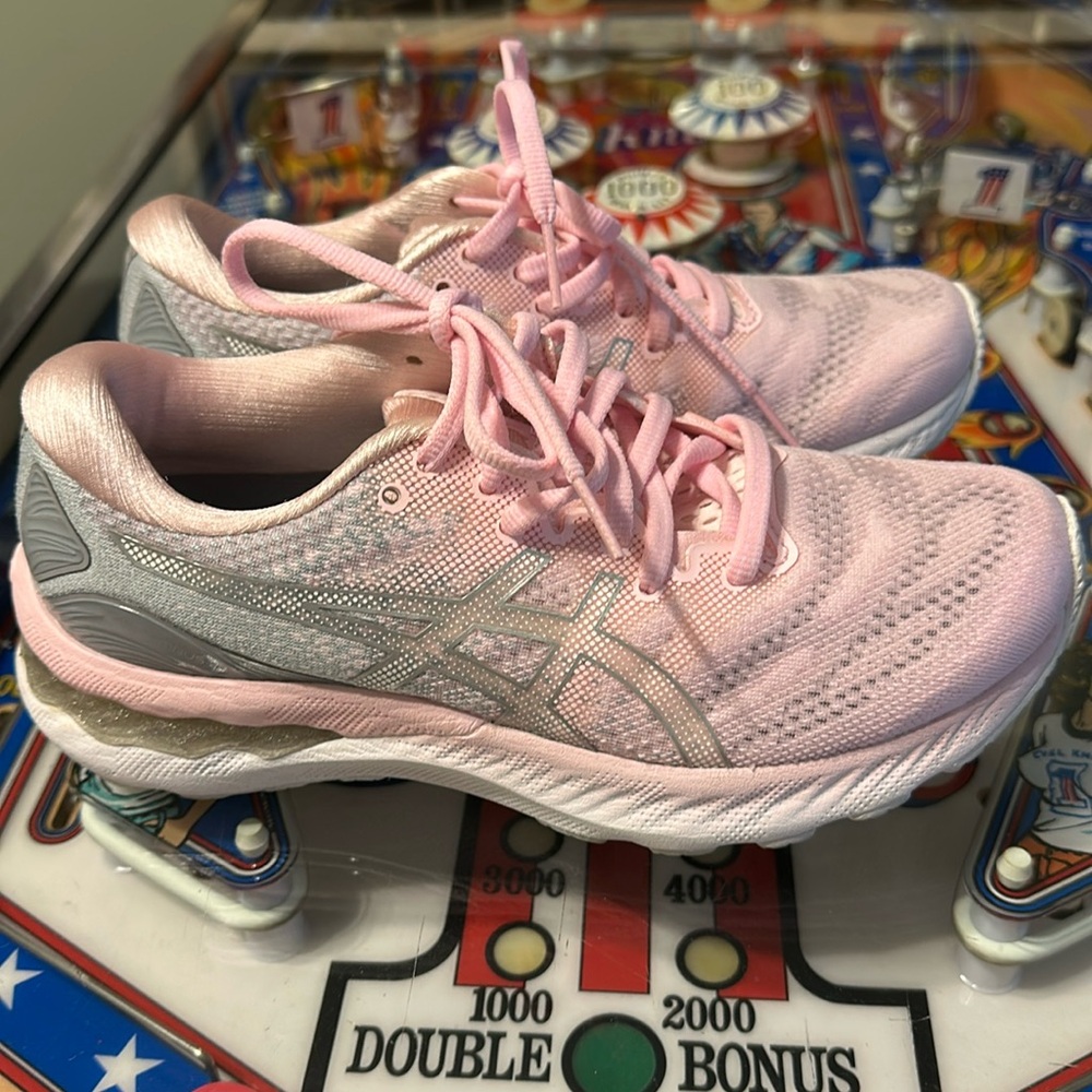 Super excellent condition Asics. .